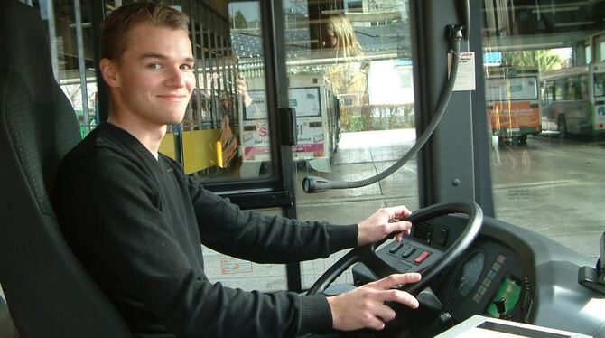 Das ist für ihn genau das Richtige: Christian Bönisch aus Lichtenstein am Lenkrad eines RSV-Busses. FOTO : KABLAOUI