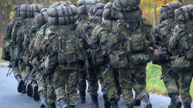 Bundeswehrsoldaten marschieren mit vollem Gepäck.