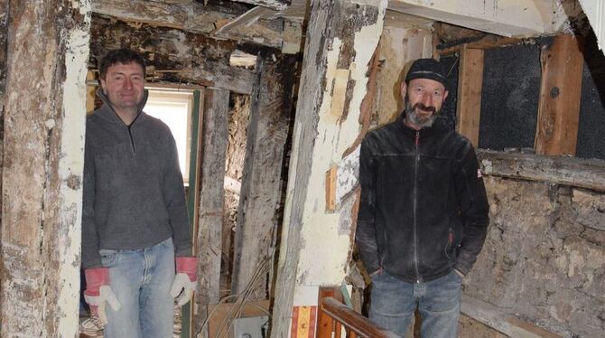 Kai Schreckenbach (links) und Christian Kleiner nehmen die Herausforderung an, eines der ältesten Häuser in Nehren herzurichten.
