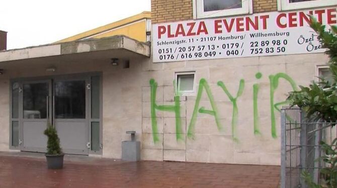 Der geplante Auftrittsort wurde beschmiert. Mit grüner Farbe steht das türkische Wort »Hayir« (»Nein«) auf den Wänden des Pla