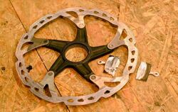 Ein abgefahrener Bremsbelag kann die Scheibenbremse ruinieren - dann wird's teuer.