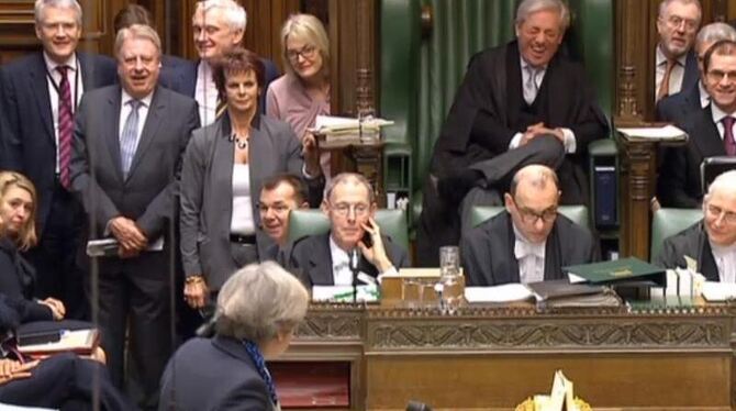 Die britische Premierministerin Theresa May (im Vordergrund) steht während einer Fragestunde im Parlament Rede und Antwort. F
