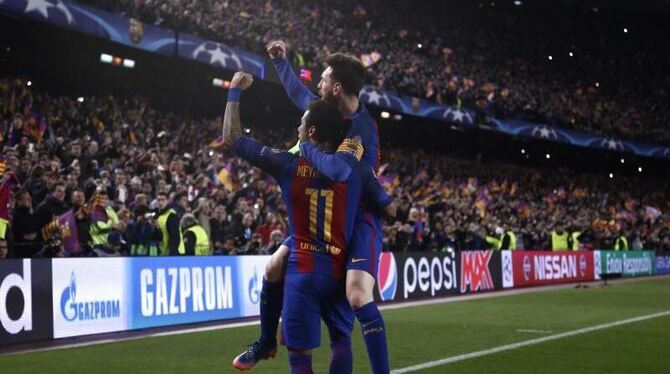 Lionel Messi (r) und Neymar feiern mit dem Publikum in Barcelona. Barca hat einen Vier-Tore-Rückstand aus dem Hinspiel im Rüc