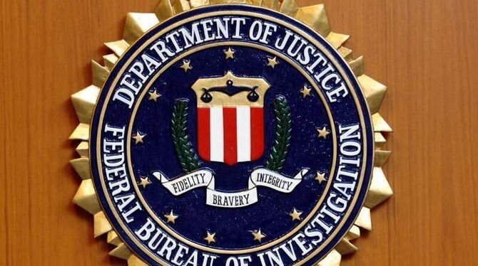 Das Wappen des Federal Bureau of Investigation (FBI) des US-Justizministeriums in der US-Botschaft in Berlin. Foto: Tim Brake