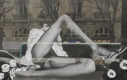 Ein Werbeplakat des französischen Luxus-Modehauses Saint Laurent in Paris. Foto: Christian Böhmer
