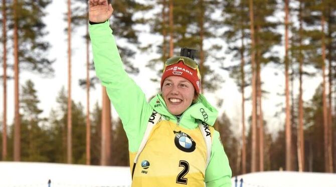 Laura Dahlmeier winkt in Finnland ihren Fans zu. Foto: Heikki Saukkomaa