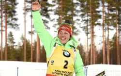 Laura Dahlmeier winkt in Finnland ihren Fans zu. Foto: Heikki Saukkomaa