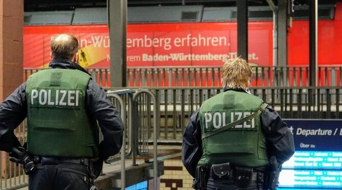 Polizisten sind am Bahnhof von Offenburg in Einsatz. Foto: Lukas Habura