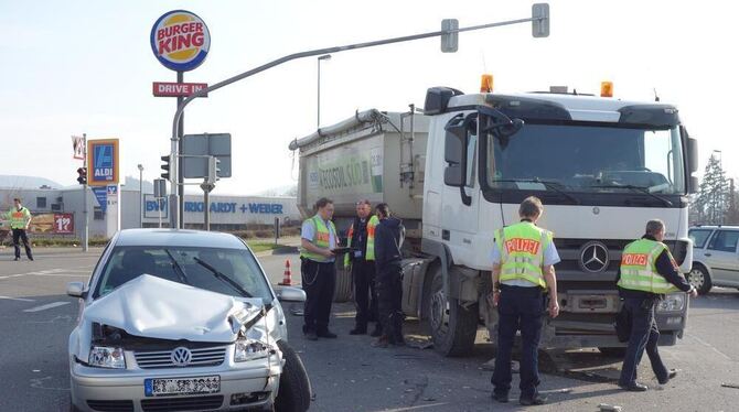 Im Volkswagen wurden zwei Menschen verletzt, als ihr Auto von einem Lastwagen gerammt wurde.