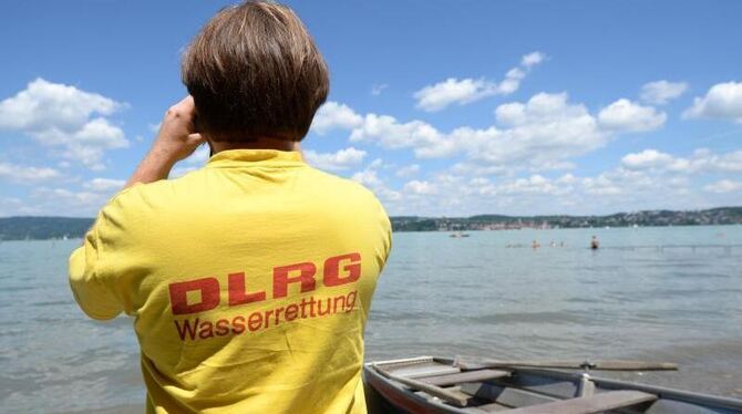 Ein Rettungsschwimmer der Deutschen Lebensrettungsgesellschaft (DLRG) beobachtet Schwimmer an einem Strandbad am Bodensee. Fo