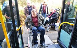 Mit dem Rolli über die Rampe - Schikanen simulieren die Probleme für Menschen mit Handicap beim Busfahren.