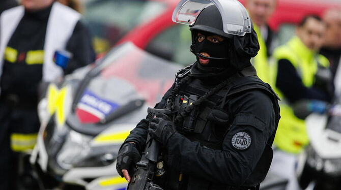 Polizist einer französischen Spezialeinheit auf dem Flughafen Orly.