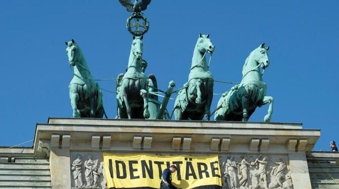 Aktivisten der »Identitären Bewegung« im vergangenen August neben der Quadriga auf dem Brandenburger Tor. Foto: Paul Zinken