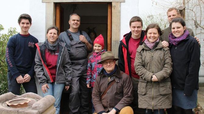 Mitglieder der VEX.LEG.VII.AVG vor dem Merkur-Tempelchen im Garten der Zimmermanns in Pliezhausen. FOTO: LARSSON