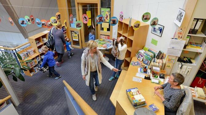 Gerade für die Kleineren ist es wichtig, dass sie hierhin zu Fuß kommen können: die Bücherei in Öschingen an einem Öffnungs-Tag. Gerade für die Kleineren ist es wichtig, dass sie hierhin zu Fuß kommen können: die Bücherei in Öschingen an einem Öffnungs-Tag.