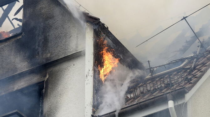 Zwangsräumung eskaliert: Mann stürzt aus brennendem Haus
