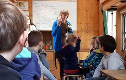 Sabine Reußink erklärt, wie  das Mikroskop bedient wird. FOTO: SOPHIA MITTELBACH