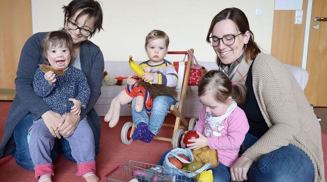 Haben im Haus der Familie eine Spielgruppe für Kinder mit Down-Syndrom gegründet: die beiden Mütter Marieke Wenzelburger und Jul