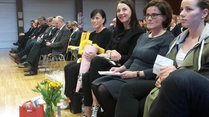 Amtseinsetzung der neuen Rektorin Christina Kimmerle (mit Schultüte) an der Metzinger Neugreuthschule. FOTO: BERNKLAU
