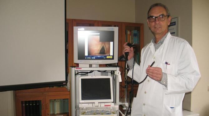 Professor Dr. Adrian Gillissen in der Ermstalklinik in  Bad Urach mit dem endobronchialen Ultraschallgerät, mit dem Lungenkrankh