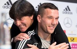 Die Beziehung zwischen Lukas Podolski (rechts) und  Bundestrainer Joachim Löw ist eine besondere.
