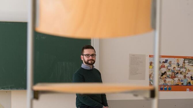 Referendar Christian Mehrmann im Klassenzimmer.