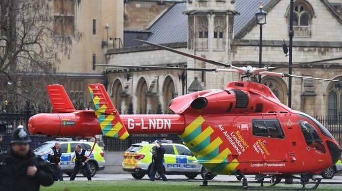 Ein Rettungshubschrauber steht nach den Schüssen vor dem britischen Parlament in London. Foto: Victoria Jones