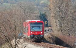 Ein Zug der Ermstalbahn fährt  nach Dettingen ein.