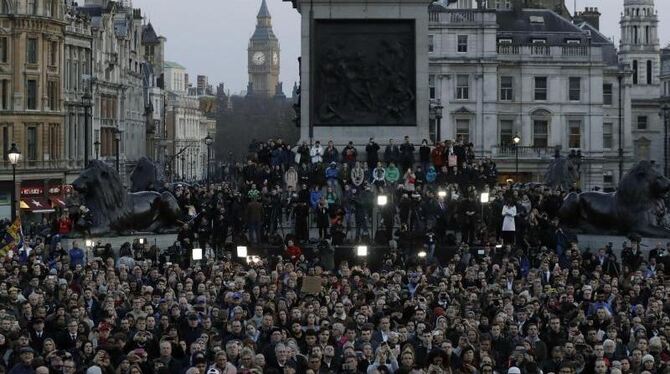 Am Trafalgar Square in London hatte sich eine Menschenmenge versammelt, um der Opfern des Terroranschlags in Westminster zu g