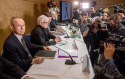 Günter Lubitz (links), Vater des Germanwings-Co-Piloten des in den Alpen abgestürzten Flugzeugs, bei seiner Pressekonferenz in B