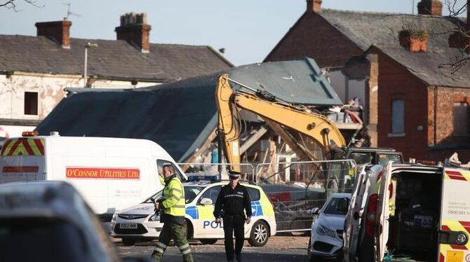 Rettungskräfte im Einsatz in Wirral bei Liverpool. Nach einer vermuteten Gasexplosion sind hier mehrere Gebäude eingestürzt.