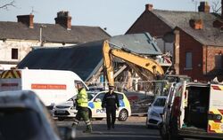 Rettungskräfte im Einsatz in Wirral bei Liverpool. Nach einer vermuteten Gasexplosion sind hier mehrere Gebäude eingestürzt. 