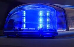 Das Blaulicht eines Streifenwagens blinkt. Am Berliner Alexanderplatz ist eine Frau schwer am Kopf verletzt worden. Foto: Jen