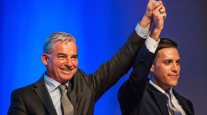 Thomas Strobl (links), Landesvorsitzender der CDU in Baden-Württemberg, hebt beim 70. Landesparteitag der CDU Baden-Württemberg