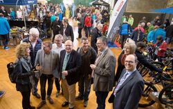 Gute Stimmung beim offiziellen Messerundgang (von links): Bundestagsabgeordnete Beate Müller-Gemmeke (Grüne), GEA-Chefredakteur