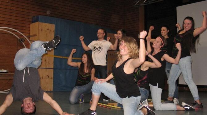 Die »Saltanes«, eine Gruppe aus Tübinger Studenten, boten bei der Jugendsportlerehrung mitreißende Tanzvorführungen. FOTO: GEIGE