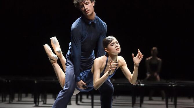 Rocio Aleman und Pablo von Sternenfels in dem Ballett »Ssss...«. FOTO: STUTTGARTER BALLETT