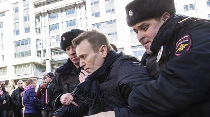 Der russische Oppositionsführer Alexej Nawalny wird in Moskau auf einer nicht genehmigten Demonstration von Polizisten festge