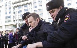 Der russische Oppositionsführer Alexej Nawalny wird in Moskau auf einer nicht genehmigten Demonstration von Polizisten festge