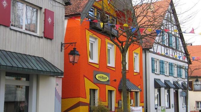 Hausbesitzer Georg Bayer will für die Farbgebung seines Gebäudes notfalls vor Gericht kämpfen.