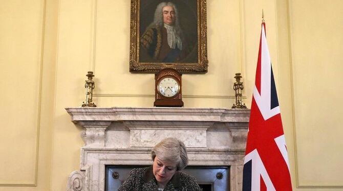 Theresa May unterzeichnet das Trennungsgesuch nach Artikel 50 des EU-Vertrags. Foto: Christopher Furlong
