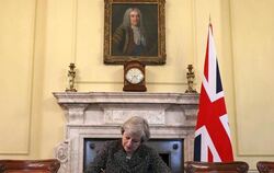 Theresa May unterzeichnet das Trennungsgesuch nach Artikel 50 des EU-Vertrags. Foto: Christopher Furlong