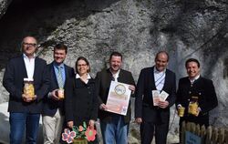 Präsentation des kulinarischen Höhlentickets vor dem Eingang der Wimsener Höhle (von links): Michael Schosser, Daniel Tress, Ste
