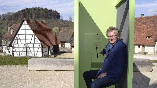 Ganz schön leuchtend grün ist die schmale Sprachbox von Künstler Tobias Ruppert. Er hat sie extra für die neue Saison im Freilic