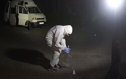 Mitarbeiter der Spurensicherung der Polizei untersuchen in Obersulm den Fundort der Leiche einer Frau.