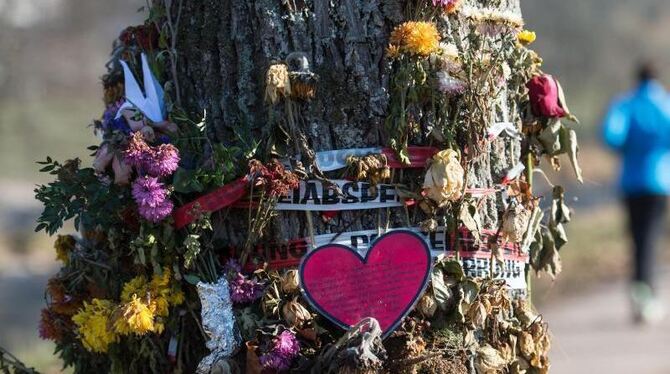 Blumen und Trauerschmuck in Freiburg: Die Staatsanwaltschaft hat Anklage wegen Mordes gegen den tatverdächtigen Hussein K. er