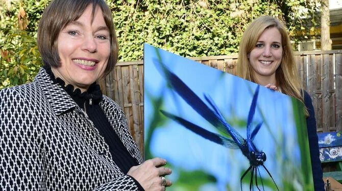 Fotografin Sandra Starke (links) mit einem ihrer Insektenfotos und Corinna Lettmann, deren Mutter, Susanne Schöpfer, die  Bilder
