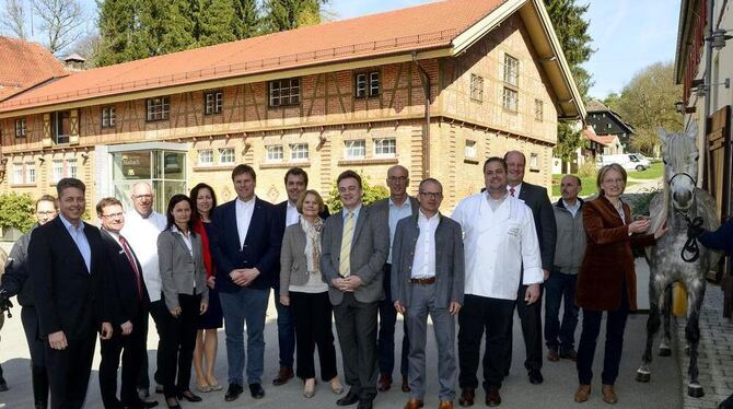 Macher und Sponsoren von Marbach Classics mit den jungen Vollblutaraberstuten Samoura und Nassika im Gestütshof.