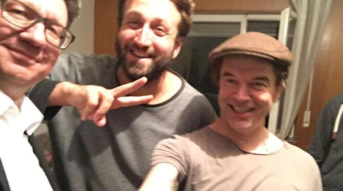 Ein Selfie mit Sänger Campino (rechts): Bürgermeister und bekennender Tote-Hosen-Fan Siegmund Ganser (links) und ein unerkannt g