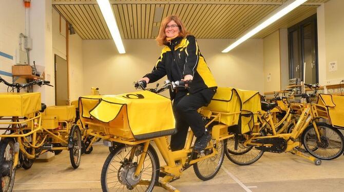 Fahrrad mit vier Rädern: Die hat das Post-Pedelec, auf dem Zustellerin Sabine Werner sitzt,  wenn man die kleinen Stützräder des